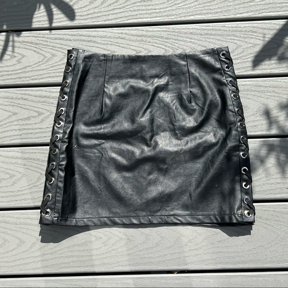 SEEK THE LABEL Faux Leather Mini Skirt Lace Up Sides Detail Women’s Size Medium
